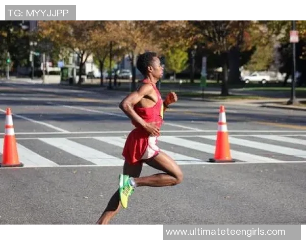模仿足球明星跑步姿势提升运动表现的技巧与方法分享 模仿足球明星跑步姿势提升运动表现的技巧与方法分享