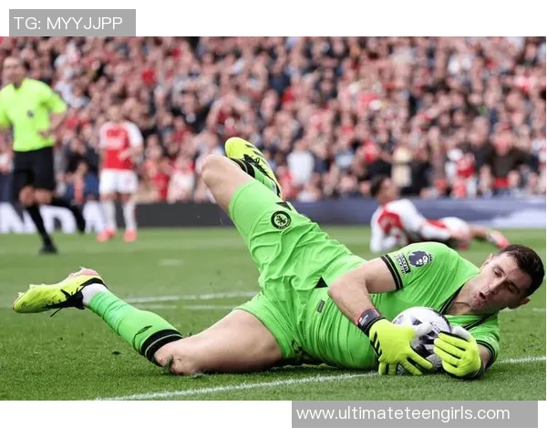 球场惊现足球明星偷袭门将的精彩瞬间引发热议 球场惊现足球明星偷袭门将的精彩瞬间引发热议