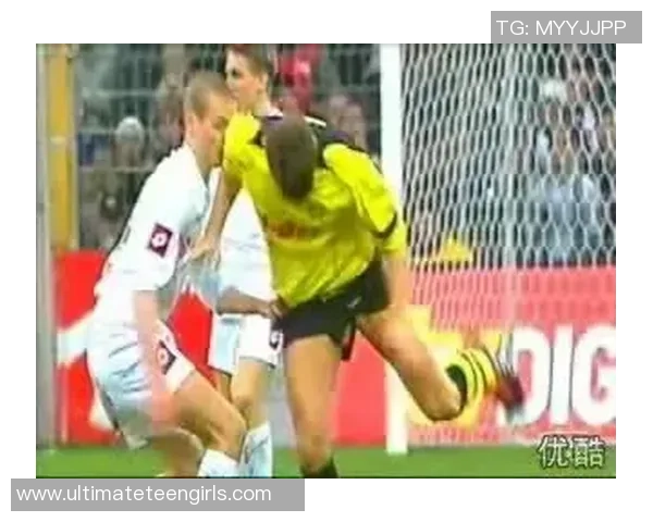 足球明星意外失态赛场尴尬瞬间引发热议球迷反应各异