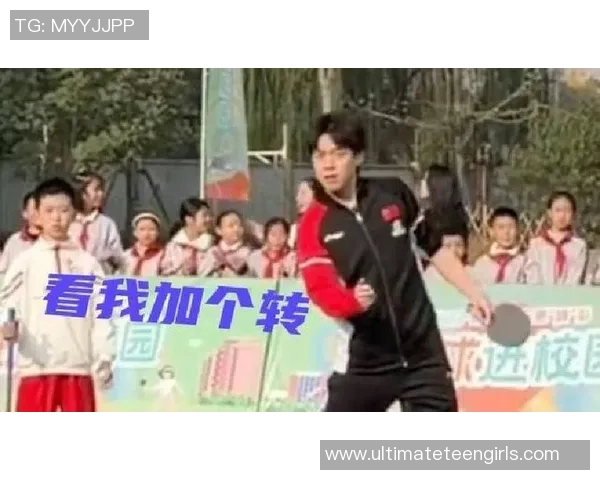 足球明星挑战抓娃娃机趣味视频展现惊人技巧与幽默瞬间